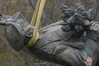 Ruské hledání Koněvovy sochy znovu oživilo lež o dědovi starosty Koláře