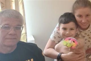 Manželé se rozhodli společně ukončit svůj život a syna tak nechali napospas osudu. Když se později dozvěděl důvod, v sekundě se mu spustily slzy