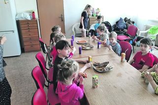 Utekli před invazí i s deseti dětmi, starají se o ně strojaři - Novinky