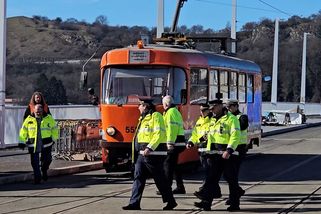 Nový pražský most otestovala první tramvaj - Novinky