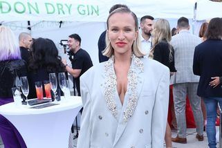 Nela Slováková opět posunula hranice (ne)oblékání. Ňadra překryla jen dvěma křížky. Není to moc laciné? ptají se lidé - Super.cz