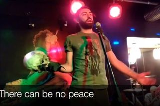 Všechny Ukrajince zabít jako tohohle, předváděl se s lebkou v ruce proputinovský veterán v ruském baru - Novinky