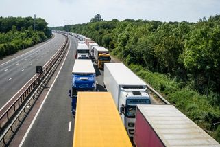 Hrozí ochromení nákladní dopravy, chemička z Agrofertu nemá zásoby AdBlue - Seznam Zprávy