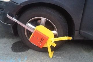 Řidička v Brně odjela i s nasazenou botičkou - Novinky