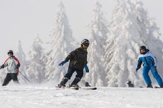 Týden na lyžích letos provětrá rodinný rozpočet - Novinky