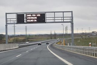 Ministr přitvrzuje vůči elektromobilům: Na dálniční známku nebudou mít už ani slevu