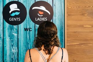 Horor jménem veřejné WC. Prkénko papírem neobkládejte a místo podřepu si klidně sedněte - Proženy.cz