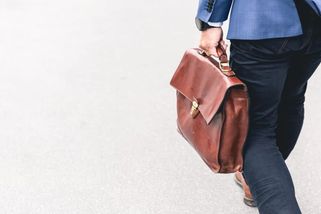 Kdo si udrží stárnoucí zaměstnance, vyhraje. Firmy mění přístup k věku