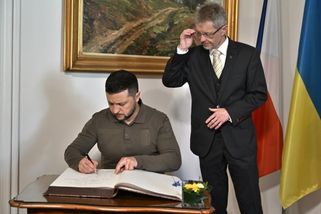 Vystrčil předal Zelenskému symbolický klíč od Senátu
