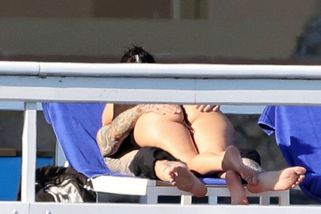 Nejstarší z klanu Kardashian se při muchlovačce se snoubencem odvázala: Zadeček v tangách nešlo přehlédnout - Super.cz