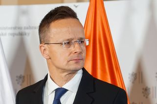 Opatrně, vrací maďarský ministr úder Hradu. Rýpl si do Pavlovy minulosti, mluvil o špiónovi