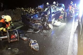 Tragický střet auta s náklaďákem u Bezdězu. Zemřel nezletilý - Novinky