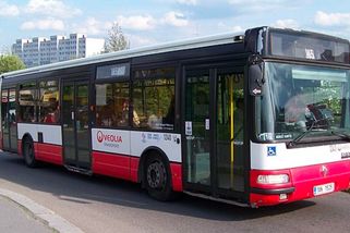 Budete muset odevzdat auto a jezdit MHD? Nařízení EU stanoví omezený počet aut na domácnost