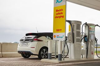 Kolik nabíječek nahradí jednu obyčejnou benzinku? Experti to spočítali, číslo je skandální