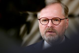 Koruna oslabuje nad 24 korun za euro. Fialova vláda bude moci vyhlásit vítězství nad inflací