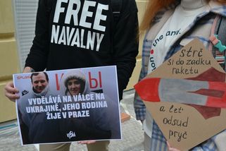 „Strč si do zadku raketu a leť“. Žižkov místem protestu proti krvavému byznysu - Seznam Zprávy