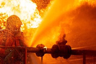 Ukrajinci zasáhli ruskou ropnou rafinerii. Vypukl rozsáhlý požár | TN.cz