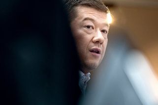 Proč chce Tomio Okamura Putinovo vítězství?