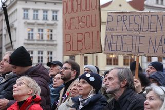 Česko není na prodej! Na demonstraci Milionu chvilek proti vzniku vlády dorazily tisíce lidí