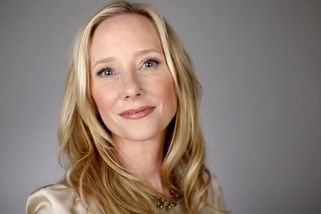 Záhadná smrt herečky Anne Heche - „mrtvá“ se posadila na nosítkách - Médium.cz
