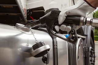 Desetikorunová marže u benzinek. Babiš problém nafukuje nepřesným výpočtem - Seznam Zprávy