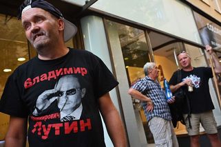 Za ukrajinskými vojáky kolem Putinových fotek. Došlo na hádky. Policie udržela klid - Seznam Zprávy