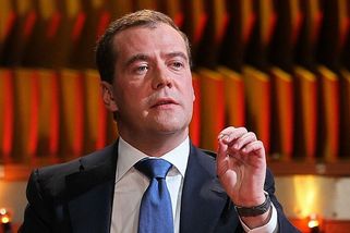 „Nemilosrdně porazit a zničit nepřítele.“ Medveděv...