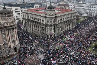 Srbští studenti vyzývají ke generální stávce. Zavřely divadla i bary, tisíce lidí blokovaly dopravu