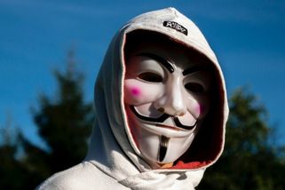 Hackeři z Anonymous v úzkých. Twitter jim začal mazat účty