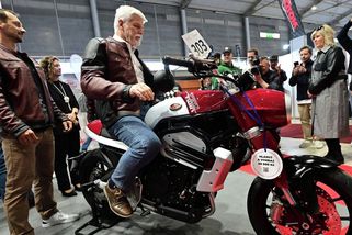 Novou Jawu 730 Twin už osedlal i prezident Petr Pavel. Sám na Jawě kdysi začínal - Garáž.cz