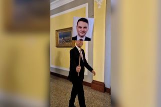 Macinkova hlava na tyči. Babiš předvedl nečekanou rekvizitu - Novinky