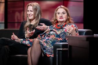 Po vážné operaci znovu ve společnosti. Eva Holubová vzala dceru Karolínu a předvedla osobitý smysl pro humor - Super.cz