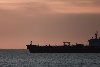 Napětí v Černém moři stoupá: Z úderu na tanker obvinil řecký ministr nepřímo Ukrajinu