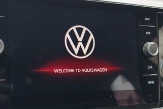 EU mění pravidla pro auta. Klíčové funkce budou muset mít fyzická tlačítka