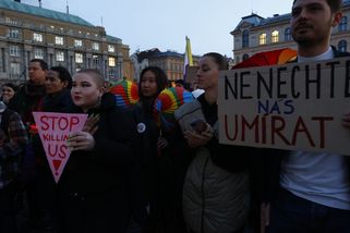 Stovky lidí v centru Prahy demonstrovaly za bezpečí pro členy LGBT+ komunity - Novinky