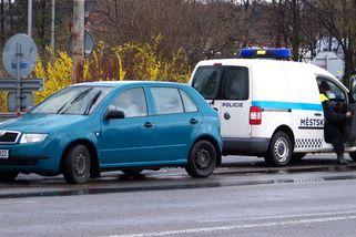 Pan Antonín přijel z venkova autem do Prahy. Zeptal se strážníků na cestu, ti mu místo pomoci zabavili doklady a domů jel vlakem