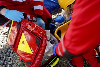 Devítiletou dívku zavalila kláda, kterou chtěla s rodiči odstranit z cyklostezky - Novinky