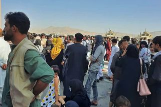 Zoufalý boj o život. Na letišti v Kábulu zní varovné výstřely - Seznam Zprávy