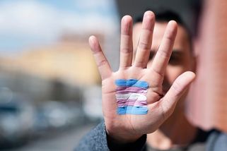 „Konečně budu moci žít, jak chci.“ Trans lidem už stát nediktuje kastraci - Seznam Zprávy