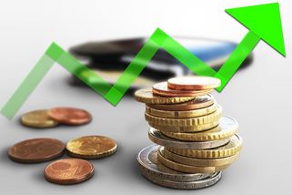 Koruna pokořila další historickou hranici vůči euru. Vyplatí se teď euro nakoupit? - Médium.cz