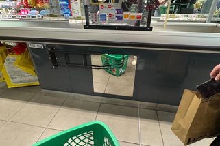 Všimli jste si zrcadla pod pásem pokladny v supermarketu? Důvod, proč tam je, vás překvapí