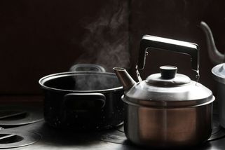 Indukce u mě skončila: Proč se v roce 2026 vracím k plynu a v čem moderní desky v kuchyni reálně selhávají