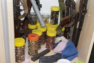 Senior měl doma v Klášterci nad Ohří arzenál nelegálních zbraní, protitankové granáty skladoval v troubě - Novinky