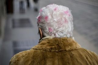 Už vám bylo padesát? Tak prý se máte podle toho chovat a nebýt trapní - Médium.cz