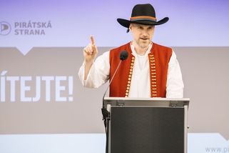 Obrazem: Pirát Hřib bodoval se štítem i v kroji. „Zdravím vás jako vidlák“ - Seznam Zprávy