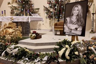 S Helenou Zeťovou (†44) se kromě rodiny loučili i Tereza Kerndlová, Milan Baroš a Leoš Mareš. Smutek v očích a bílé růže - Super.cz