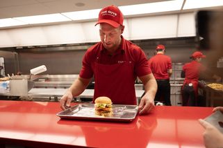 První dojmy z pražského Five Guys: nejnižší ceny v Evropě, burákový shake a přípravy na dlouhé fronty
