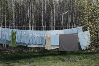 Jak prát oblečení méně anebo vůbec? Ve světě letí trend nepraní