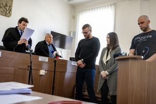 Policisté, kteří v opilosti před pražským barem zmlátili dívku, dostali podmínky - Novinky