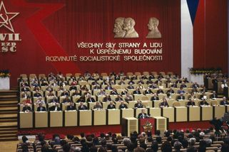 Dvě stovky komunistických pohlavárů přišly na důchodech v průměru o 1473 korun měsíčně - Novinky